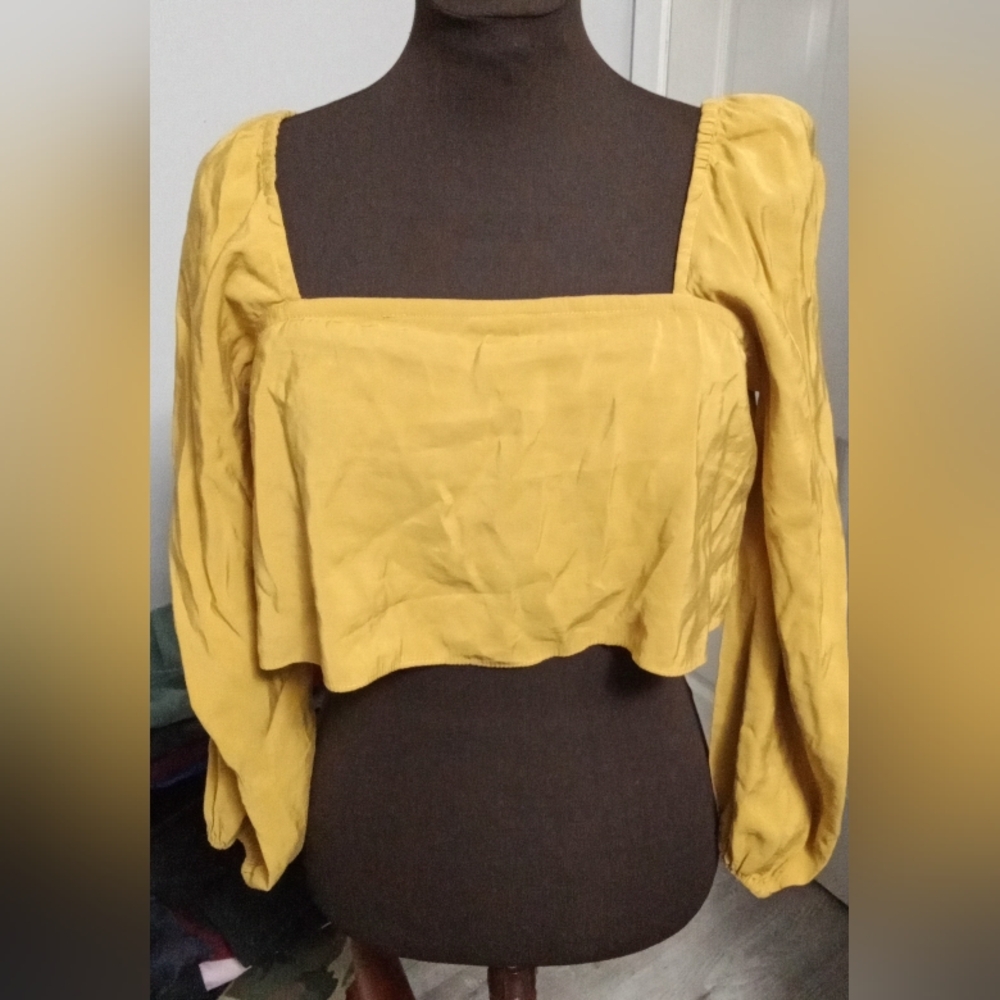 5/$20**Size 3 (Med) No Brand Gold Colored Long Sleeve Crop Top